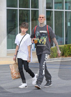 EXKLUSIV - Travis Barker mit den Kids in Calabasas unterwegs