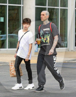 EXKLUSIV - Travis Barker mit den Kids in Calabasas unterwegs