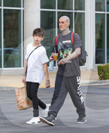 EXKLUSIV - Travis Barker mit den Kids in Calabasas unterwegs