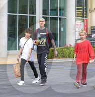 EXKLUSIV - Travis Barker mit den Kids in Calabasas unterwegs