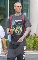EXKLUSIV - Travis Barker mit den Kids in Calabasas unterwegs