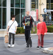 EXKLUSIV - Travis Barker mit den Kids in Calabasas unterwegs