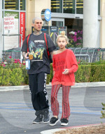 EXKLUSIV - Travis Barker mit den Kids in Calabasas unterwegs