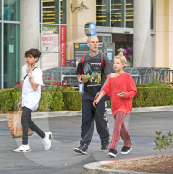 EXKLUSIV - Travis Barker mit den Kids in Calabasas unterwegs