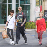 EXKLUSIV - Travis Barker mit den Kids in Calabasas unterwegs