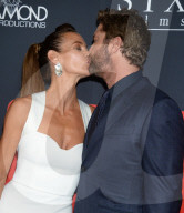 PEOPLE - Gerard Butler und seine Morgan Brown knutschen auf dem Roten Teppich