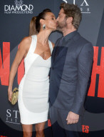 PEOPLE - Gerard Butler und seine Morgan Brown knutschen auf dem Roten Teppich