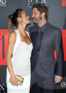 PEOPLE - Gerard Butler und seine Morgan Brown knutschen auf dem Roten Teppich