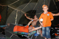 Die holländischen Fans am Morgen nach dem Spiel Holland - Italien