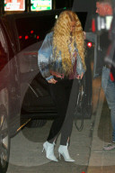 PEOPLE - Iggy Azalea mit wallender Lockenpracht am JFK Flughafen