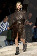 PEOPLE - Paris Männermode: Kate Moss und Naomi Campbell laufen für Louis Vuitton