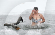 NEWS - Russland: Baden in eisiger KÃ¤lte zu Epiphany in Kaliningrad
