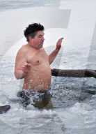NEWS - Russland: Baden in eisiger KÃ¤lte zu Epiphany in Kaliningrad