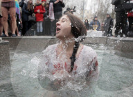 NEWS - Russland: Baden in eisiger Kälte zu Epiphany in Kaliningrad