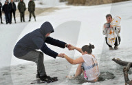NEWS - Russland: Baden in eisiger KÃ¤lte zu Epiphany in Kaliningrad