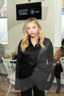 PEOPLE - Chloe Grace Moretz trägt goldige Schuhe am Sundance Festival