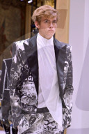 PEOPLE - Presley Walker Gerber läuft in Paris für Balmain auf dem Laufsteg