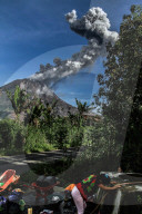 NEWS - Sinabung Vulkan auf Sumatra raucht wieder