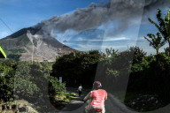 NEWS - Sinabung Vulkan auf Sumatra raucht wieder