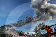 NEWS - Sinabung Vulkan auf Sumatra raucht wieder
