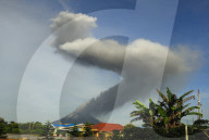 NEWS - Sinabung Vulkan auf Sumatra raucht wieder