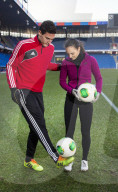 Sarah Meier, Fabian Sch�r Fabian Sch�r, Fussballer im Training mit Einkunstl�uferin Sarah Meier 2013