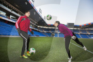 Sarah Meier, Fabian Sch�r Fabian Sch�r, Fussballer im Training mit Einkunstl�uferin Sarah Meier 2013