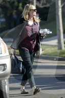 EXKLUSIV - Schwangere Kirsten Dunst und Jesse Plemons schleppen Gepäck in Ojai