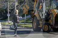 EXKLUSIV - Schwangere Kirsten Dunst und Jesse Plemons schleppen Gepäck in Ojai