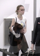 EXKLUSIV - Lily Rose Depp casual ohne Make up am Flughafen LAX