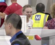 EXKLUSIV - Lily Rose Depp casual ohne Make up am Flughafen LAX