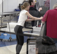 EXKLUSIV - Lily Rose Depp casual ohne Make up am Flughafen LAX