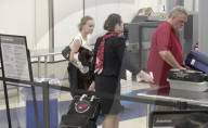 EXKLUSIV - Lily Rose Depp casual ohne Make up am Flughafen LAX