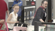 EXKLUSIV - Lily Rose Depp casual ohne Make up am Flughafen LAX