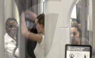 EXKLUSIV - Lily Rose Depp casual ohne Make up am Flughafen LAX