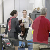 EXKLUSIV - Lily Rose Depp casual ohne Make up am Flughafen LAX