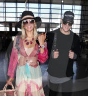 PEOPLE - Paris Hilton lässt ihren riesigen Verlobungsring blitzen 