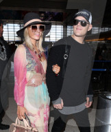 PEOPLE - Paris Hilton lässt ihren riesigen Verlobungsring blitzen 