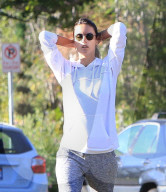 PEOPLE - Alessandra Ambrosio macht einen Morgenspaziergang