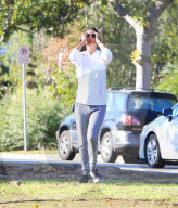 PEOPLE - Alessandra Ambrosio macht einen Morgenspaziergang