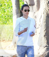 PEOPLE - Alessandra Ambrosio macht einen Morgenspaziergang