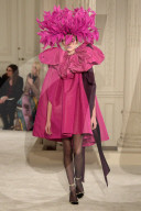 PEOPLE - Paris Fashion Week: Kaia Gerber auf dem Catwalk
