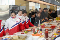 NEWS - Olympia: Nordkoreanische Eishockey-Spielerinnen in Südkorea angekommen