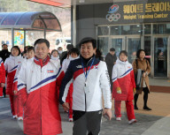 NEWS - Olympia: Nordkoreanische Eishockey-Spielerinnen in Südkorea angekommen