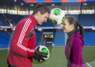 Sarah Meier, Fabian Sch�r Fabian Sch�r, Fussballer im Training mit Einkunstl�uferin Sarah Meier 2013