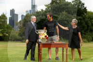 PEOPLE - Tennis: Roger Federer posiert mit dem Pokal vor Melbourne's Skyline