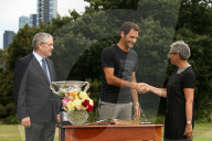 PEOPLE - Tennis: Roger Federer posiert mit dem Pokal vor Melbourne's Skyline