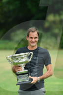 PEOPLE - Tennis: Roger Federer posiert mit dem Pokal vor Melbourne's Skyline