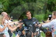 PEOPLE - Tennis: Roger Federer posiert mit dem Pokal vor Melbourne's Skyline