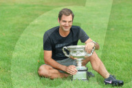 PEOPLE - Tennis: Roger Federer posiert mit dem Pokal vor Melbourne's Skyline